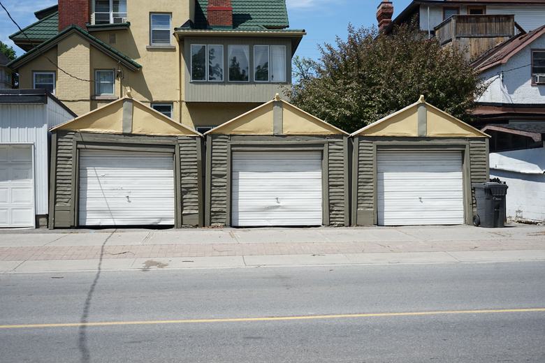 Rangée de garages avec portes blanches